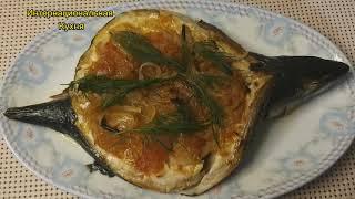 Фаршированная скумбрия с луком и помидорами в духовке